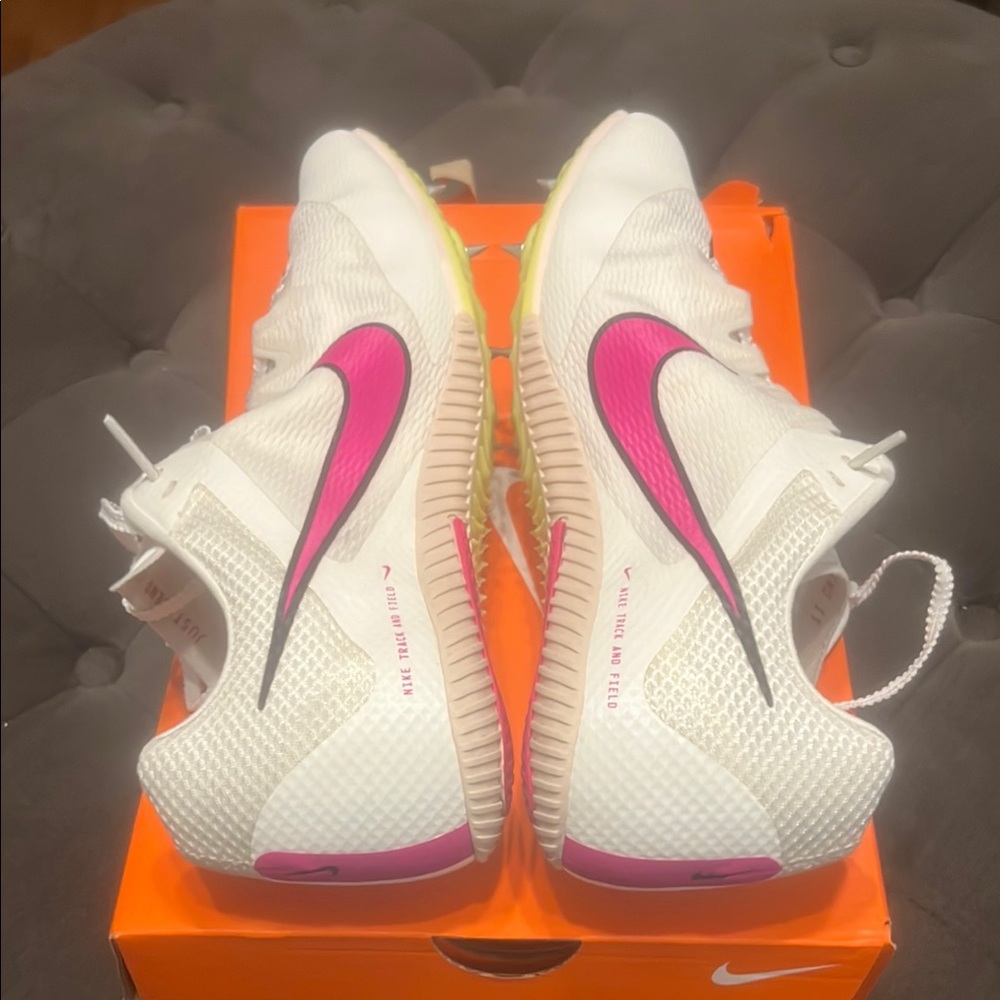 Nike White and Pink Athletic Shoes Sleek Design - Picture 4 of 6